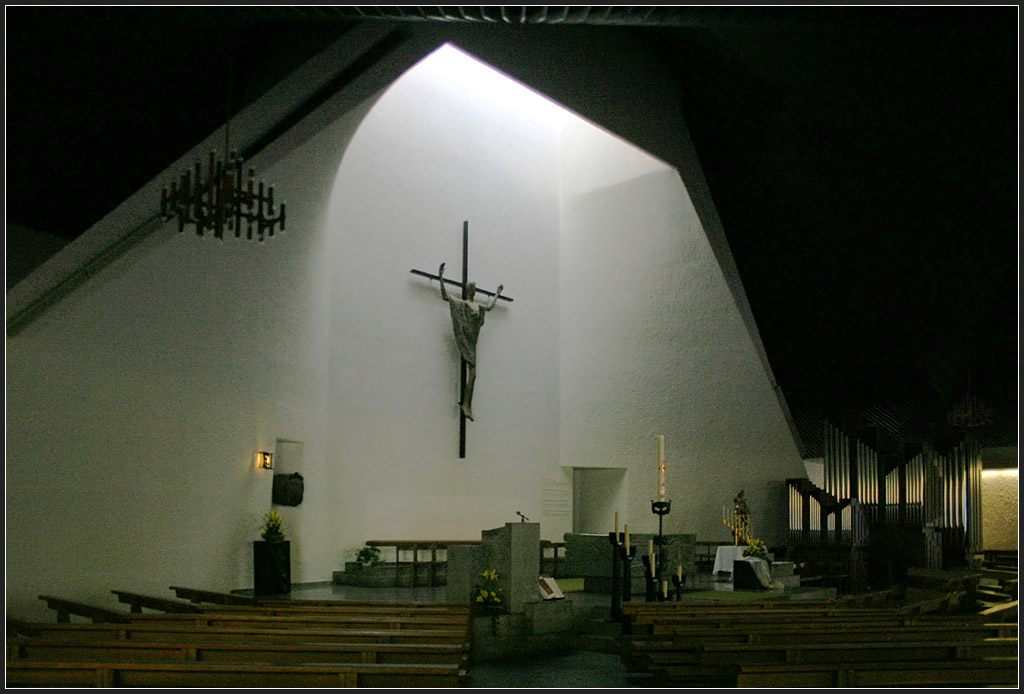 . Herz Jesu Kirche in Brig - Noch so ein moderner Kirchenbau, dessen Innenraum mich aufgrund der Lichtfhrung begeistert. Licht und Raum, das sind hier die Mittel, die das Kircheninnere ausmachen. Fertigstellung: 1970, Planer: Architektenehepaar Jean und Nadine Iten aus Genf. 10.05.2011 (Matthias)