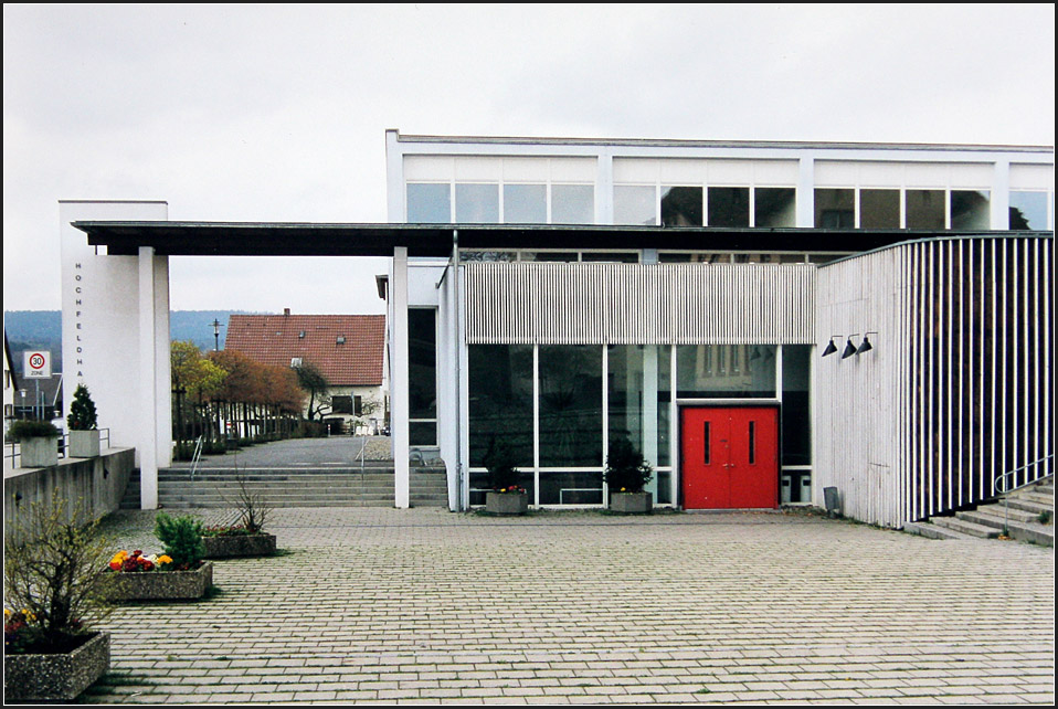 . Hochfeldhalle Pforzheim-Huchenfeld, Eingangsbereich. Architekten: Lederer, Ragnarsdttir, Oei, Fertigstellung: 1991. 04.1999 (Matthias)