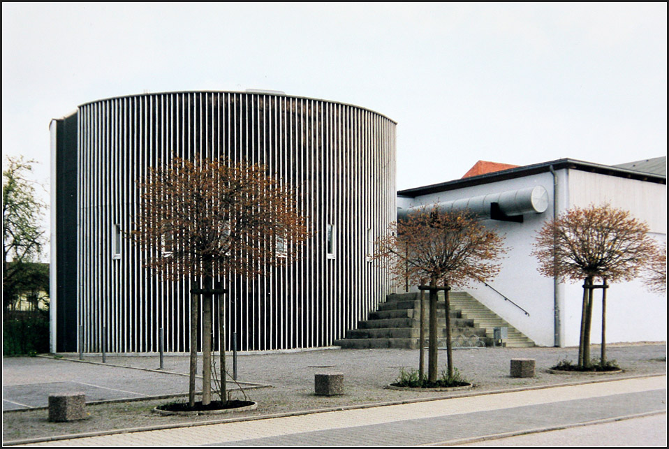 . Hochfeldhalle Pforzheim-Huchenfeld: Im Rundbau befinden sich die Umkleiderume fr Sportler. 04.1999 (Matthias)