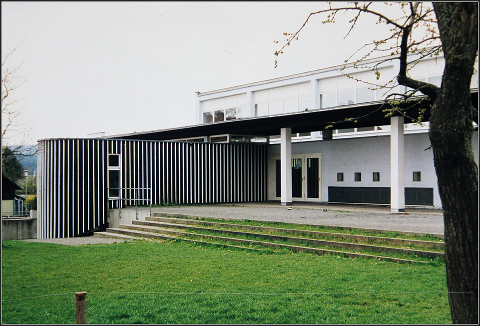. Hochfeldhalle Pforzheim-Huchenfeld: In dem abgerundeten Bauteil links befindet sich der Treppenaufgang. 04.1999 (Matthias)