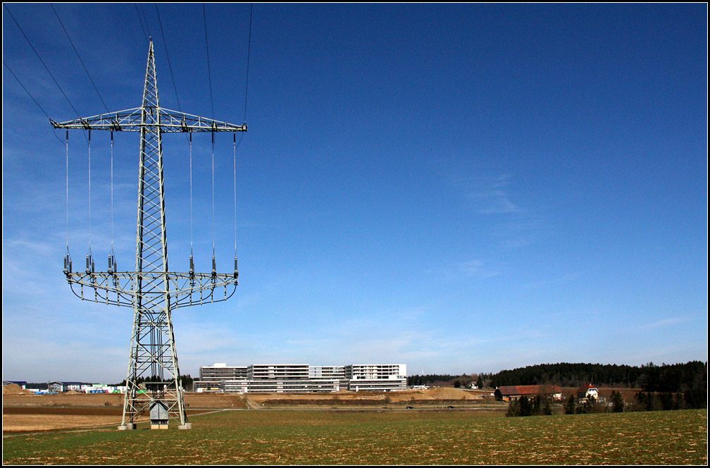 . Hochspannungsmast, Rohbau einer neune Klinik, ein alter Bauernhof. Villingen-Schwenningen am 20.03.2011 (Matthias)