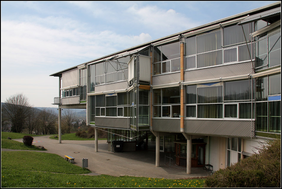 . Im Gegensatz zur polygonalen Form der Realschule ist der Hauptbaukörper des Hauptschulgebäudes dreieckig. Die unten offene Spitze des Dreiecks zeigt in Richtung Remstal. 18.04.2010 (Matthias)