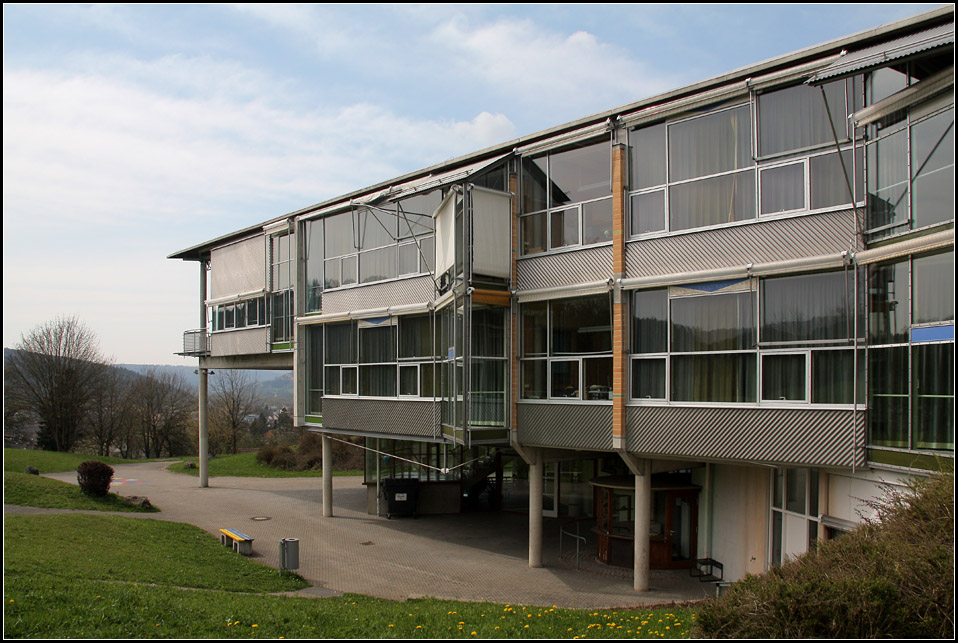 . Im Gegensatz zur polygonalen Form der Realschule ist der Hauptbaukrper des Hauptschulgebudes dreieckig. Die unten offene Spitze des Dreiecks zeigt in Richtung Remstal. 18.04.2010 (Matthias)