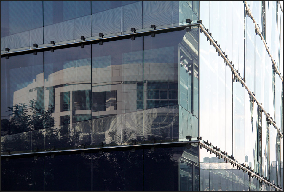 . In der Glasfassade des Brohauses Elsssertor spiegelt sich ein Bauwerk des New Yorker Architkten Richard Meier. 29.08.2010 (Matthias)
