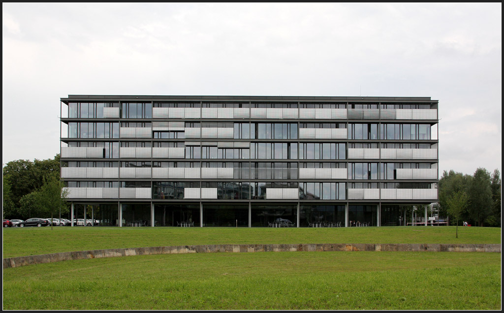 . In der Tradition von Mies van der Rohe - 

Filigranes Bankgebude auf grner Talaue in Tbingen. Architekten: Auer, Weber und Assozierte, Fertigstellung: 2006. 

http://www.auer-weber.de/de/projekte/details/sparkassen-carre-tuebingen.html

28.07.2011 (Matthias)