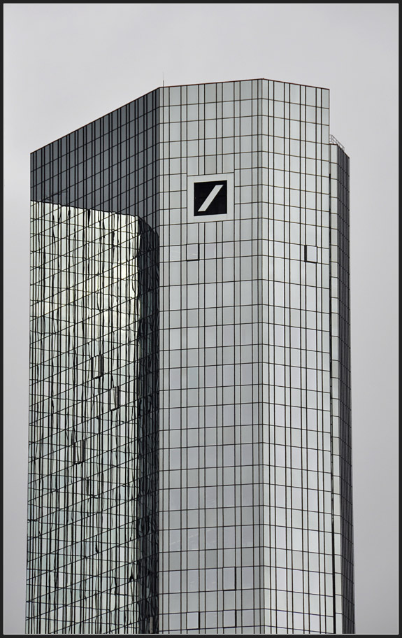 . Irritierend - Der zweite Turm der Deutschen Bank in Frankfurt spiegelt sich im ersten. September 2011 (Jonas)