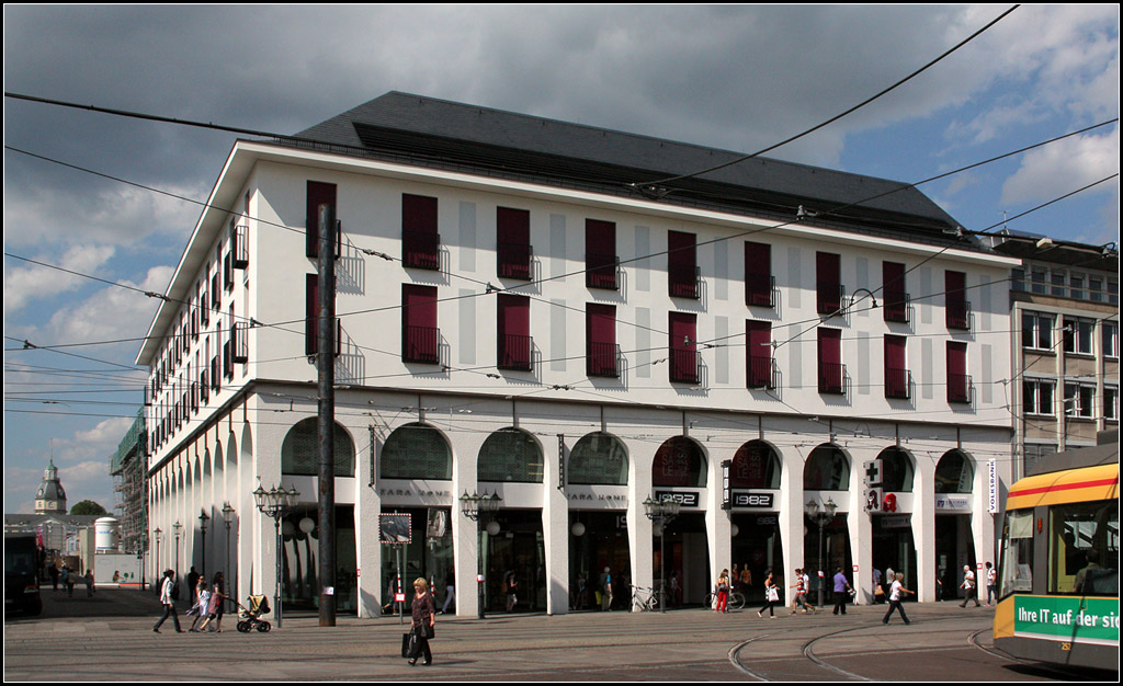 . Kaiserkarree Karlsruhe - Das neue Haus ersetzt ein Gebude, das in der Architektur der 50er Jahre hier errichtet wurde. Der Neubau greift die ursprngliche Formensprache von Friedrich Weinbrenner an dieser Stelle wieder auf; mit den Arkaden, den Lochfassaden und dem schrgen Dach. Karlsruhe, Marktplatz. 26.06.2012 (Matthias)