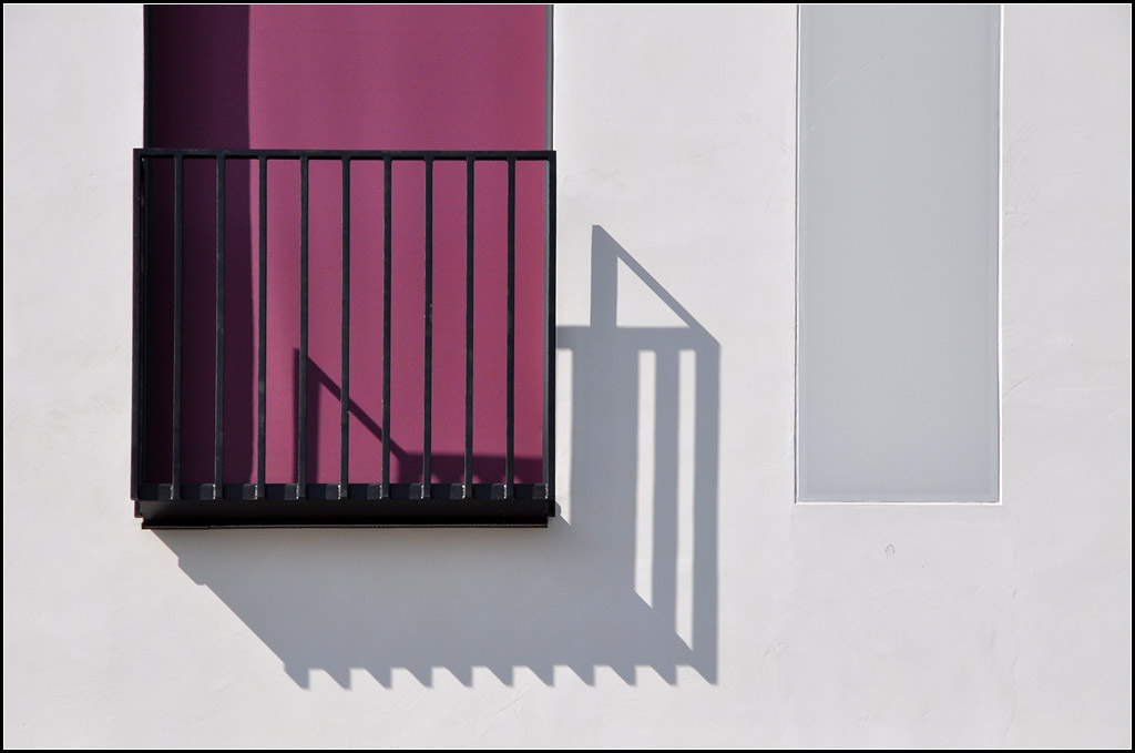 . Kaiserkarree Karlsruhe - Fassendauschnitt mit Balkonschatten. Die matte Fensterflche rechts wird nachts beleuchtet. Karlsruhe, Marktplatz, 26.06.2012 (Jonas)