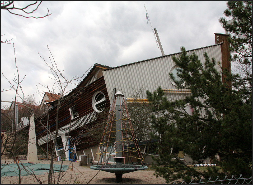 . Kindergarten in Stuttgart-Luginsland: Die Gartenseite des hier gestrandeten Schiffes. 14.03.2011 (Matthias)