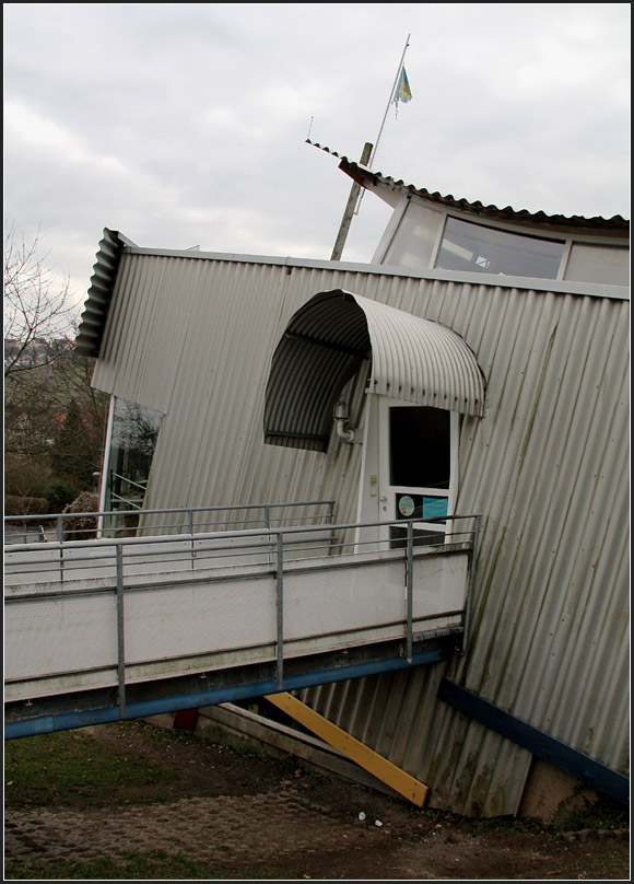 . Kindergarten in Stuttgart-Luginsland: Ein Steg fhrt zum Eingang. 14.03.2011 (Matthias)