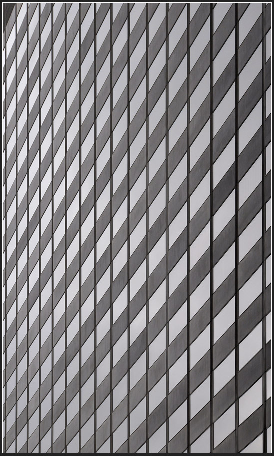 . Klare Linien - Das alte Hochhaus der Commerzbank in Frankfurt am Main. September 2011 (Jonas)