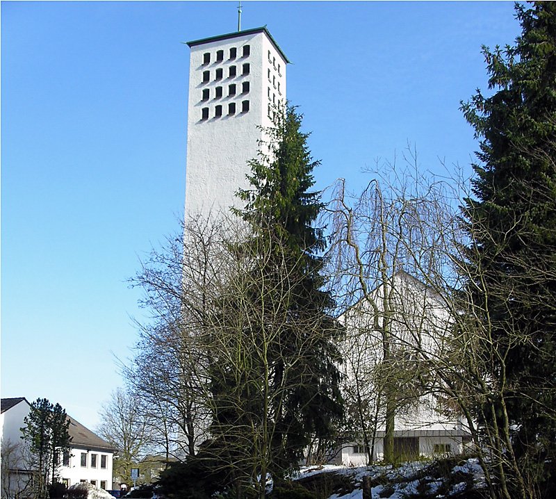 - kubischer Turm - am Schttekopf in Ldenscheid steht die Maria Knigin  Kirche..24.2.10