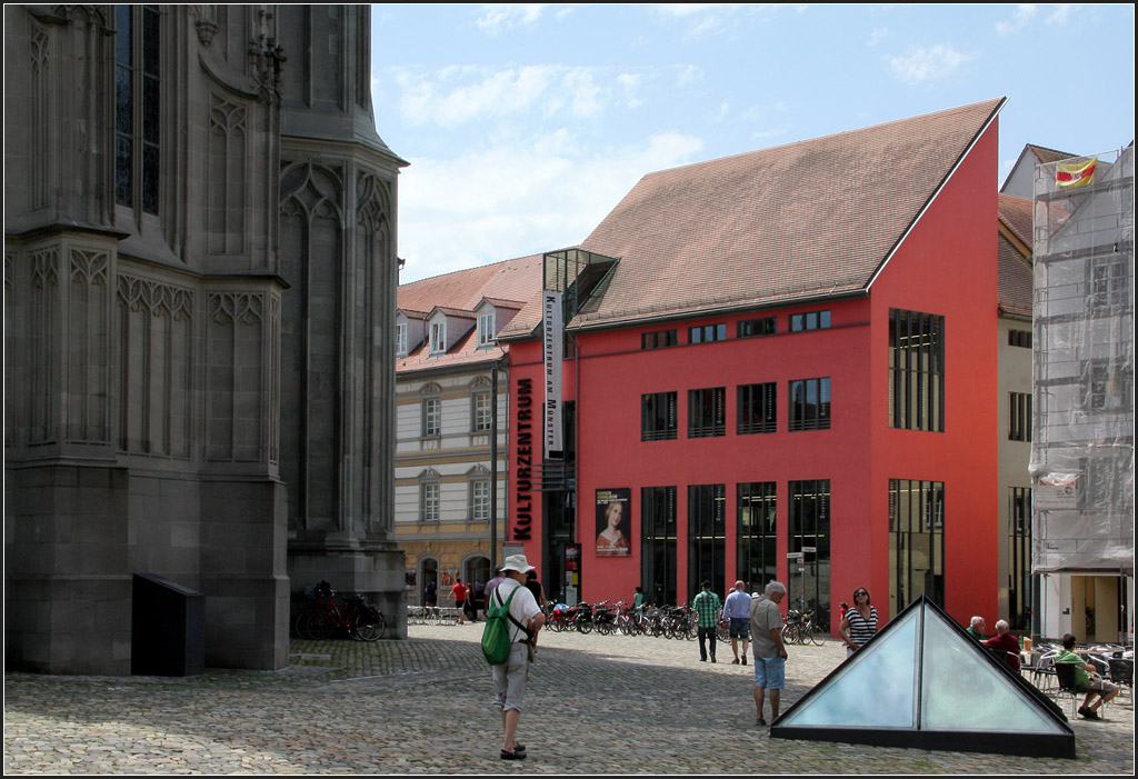 . Kulturzentrum Konstanz - Gleich gegenber dem Mnster befindet sich das Konstanzer Kulturzentrum. Das moderne Gebude passt meiner Meinung nach sehr gut in das historische Umfeld. Schaudt Architekten (Konstanz), Fertigstellung: 1998. 17.06.2013 (Matthias)