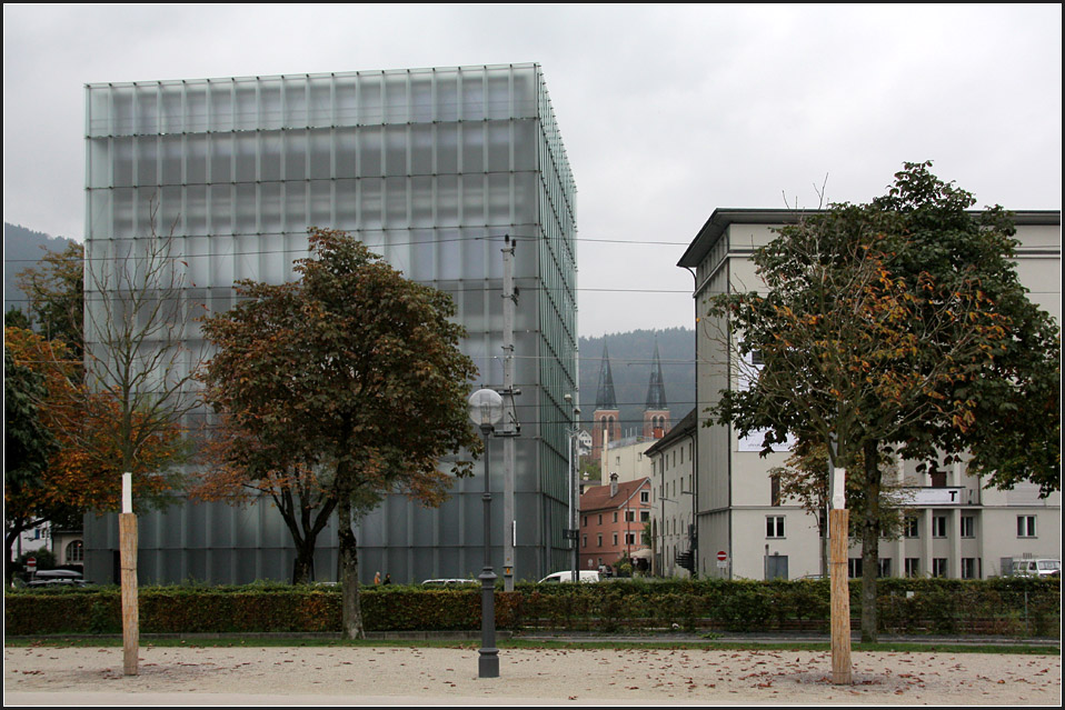 . Kunsthaus Bregenz von Peter Zumthor. Rechts daneben das Voralberger Theater, im Hintergrund die Herz-Jesu-Kirche. 14.10.2010 (Matthias) 