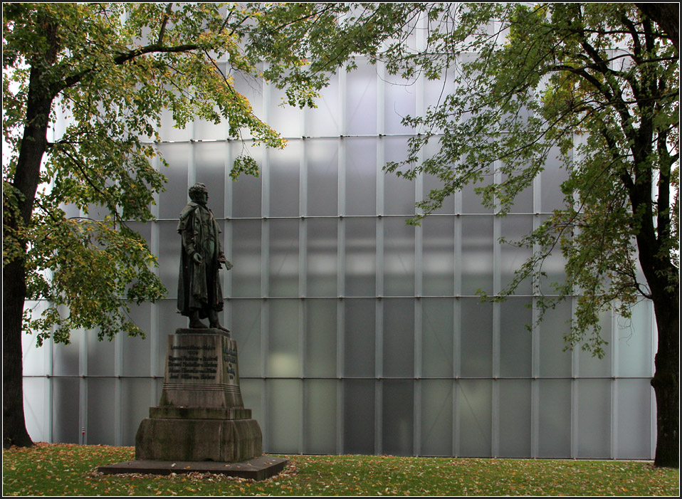 . Kunsthaus Bregenz: Unter der verschuppten Glashaut befindet sich ein Kubus aus Beton. Die Museumsrume im Innern zeigen sehr offen diese Material. Die Raumdecken sind wiederum aus Glas. Die Betonwnde enden an diesen abgehngten Decken, so dass Tagelicht in diesen Zwischenraum fllt und somit auch im Innern ein Spiel des Lichtes entsteht, je nach Witterung, Jahres- und Tageszeit. 14.10.2010. (Matthias)