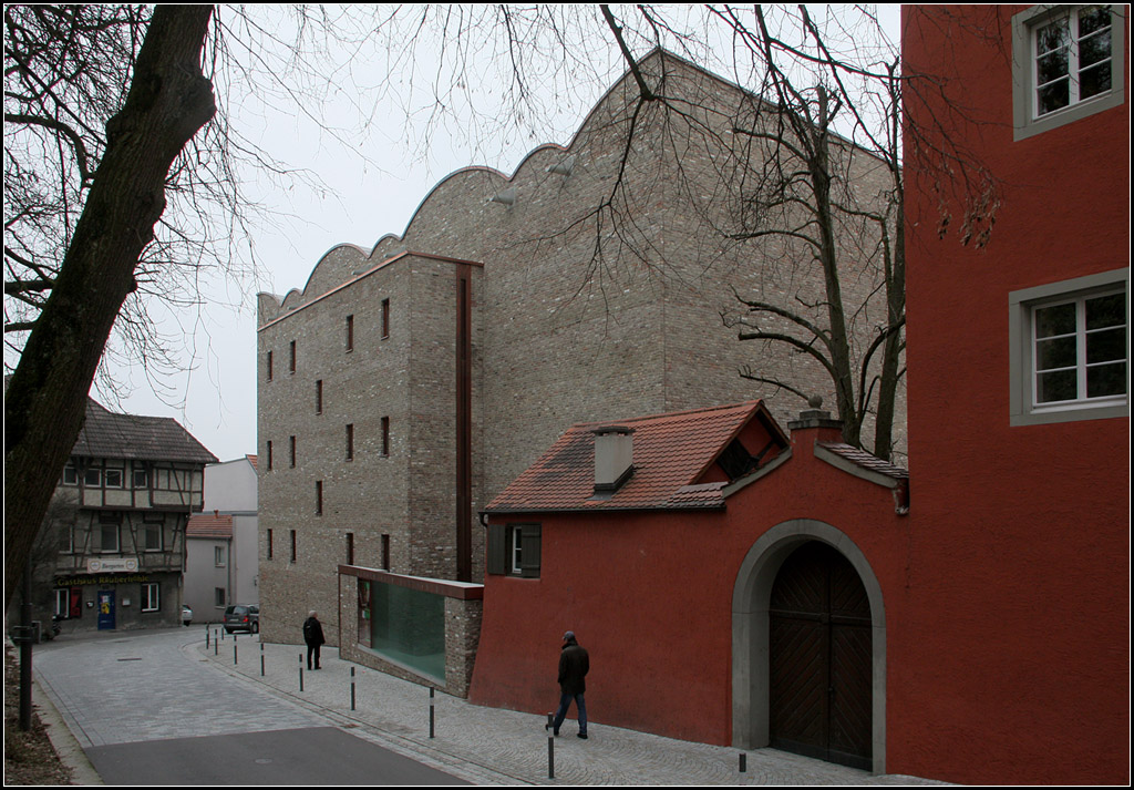 . Kunstmuseum Ravensburg - 

Das weltweit erste Museum in Passivhaus-Bauweise wurde im Mrz 2013 erffnet. Fr das Bauwerk erhielten die Architekten Lederer, Ragnarsdttir, Oei den  Deutschen Architekturpreis 2013 . 

http://www.archlro.de/de/projects/projects-culture-and-church/kunstmuseum-ravensburg?order=years

06.04.2013 (Matthias)