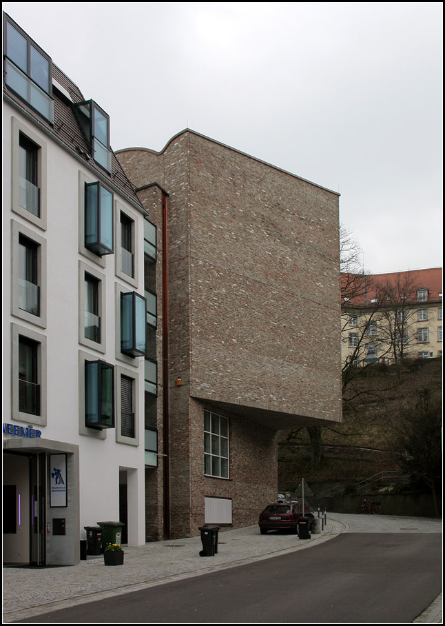 . Kunstmuseum Ravensburg - Um zwei rechtwinklige Ausstellungsrume zu bekommen ragen die beiden oberen Geschosse auf der Westseite ber den Gehweg hinaus. 06.04.2013 (Matthias)