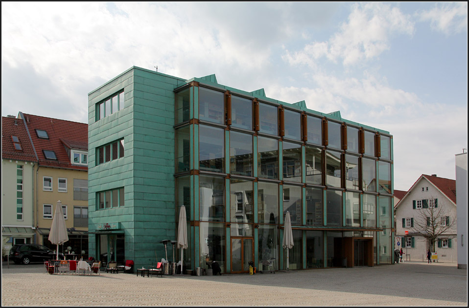 . Kupfer und Glas - 

Stadtbcherei Gerlingen, Architekten: Klumpp und Klumpp, Fertigstellung: 1998. 

http://www.klumpp-architekten.de/stadtbuecherei-gerlingen.html

Mrz 2011 (Matthias)