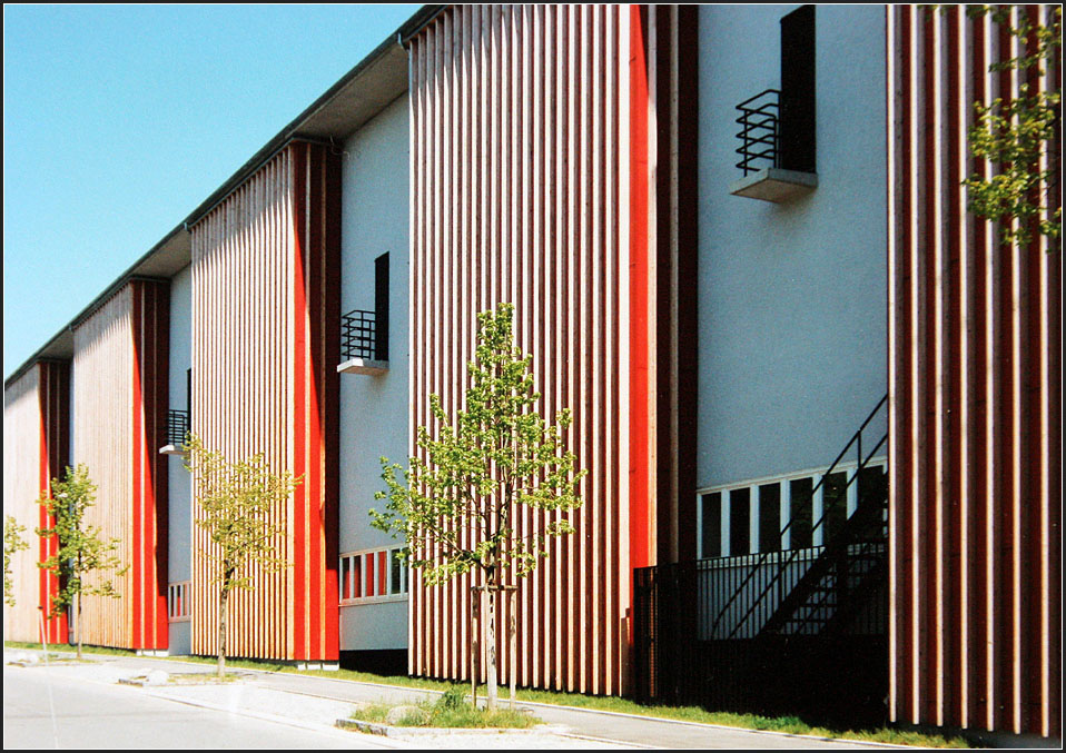 . Lagerhalle und Brohaus in Reutlingen - Die Lagerhalle wird gegliedert durch den Wechsel der mit Holz verkleideten, etwas vorstehenden Bauteilen, zu den zurckgesetzten, verputzten Abschnitten. Dadurch wird dem Bauwerk optisch die Gre genommen. Mai 1995 (Matthias)