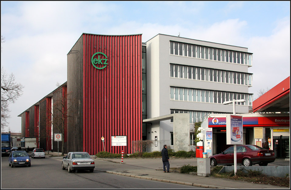 . Lagerhalle und Brohaus in Reutlingen - Hinter der geschwungen Fassade links befindet sich das Treppenhaus, das durch seine Lichtfhrung im Innern eine fast sakrale Wirkung entfaltet. Februar 2011 (Matthias)