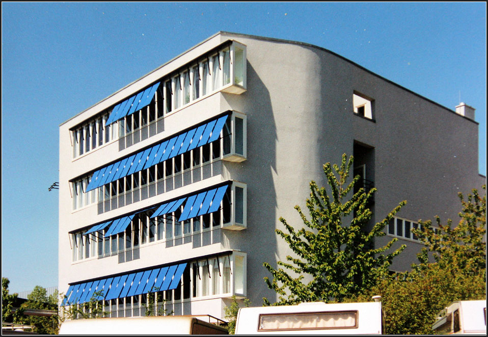 . Lagerhalle und Brohaus in Reutlingen - Blaue Markisen beschatten die Bros bei Sonnenlicht. Mai 1995 (Matthias)