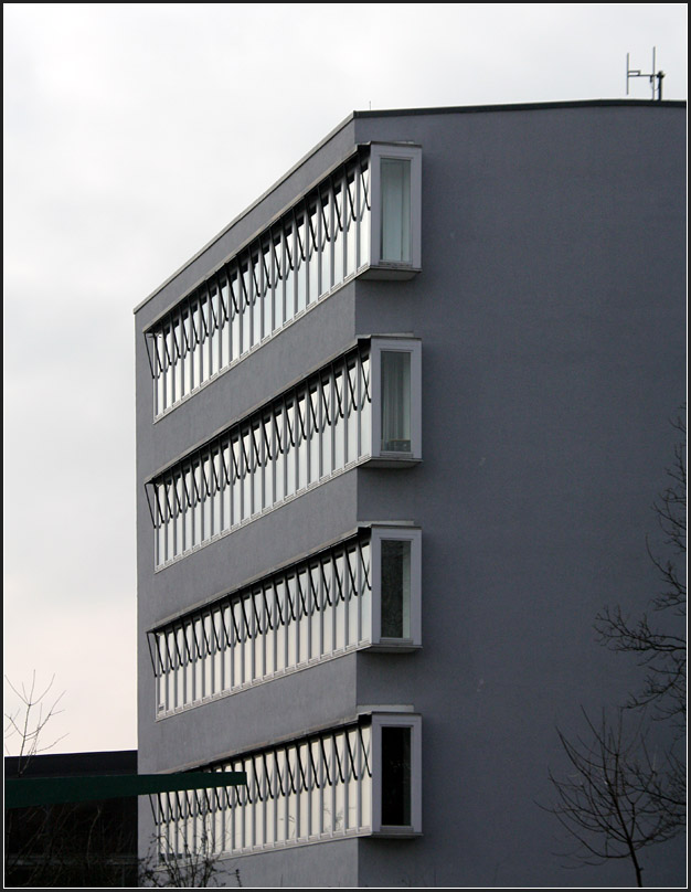 . Lagerhalle und Brohaus in Reutlingen - Interessante Detailgestaltung der Fensterbnder, die ber die Gebudeecke weitergefhrt werden. Februar 2011 (Matthias)