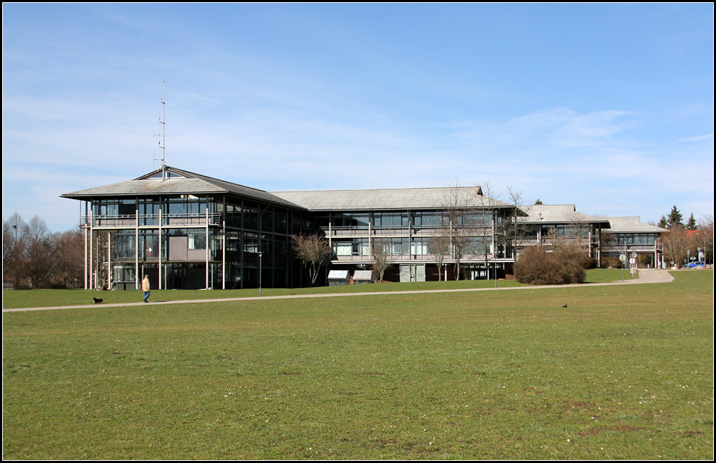 . Landratsamt Schwarzwald-Baar-Kreis, Villingen-Schwenningen. Als Folgebau des Starnberger Landratsamtes folgt 1991 diese hnliche Gebude, ebenfalls geplant von Auer und Weber. 20.03.2011 (Matthias) 