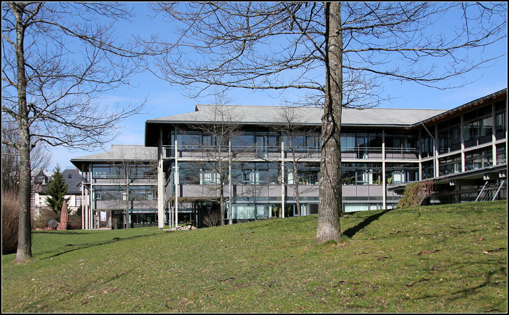 . Landratsamt Schwarzwald-Baar-Kreis, Villingen-Schwenningen: Amtsgebude in grnem Umfeld. 20.03.2011 (Matthias)