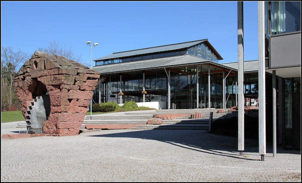 . Landratsamt Schwarzwald-Baar-Kreis, Villingen-Schwenningen: Ein kleines Wasserrad vor dem Eingangsbereich des Landratsamtes. Der Bauteil im Hintergrund beherbergt den Sitzungssaal. 20.03.2011 (Matthias)