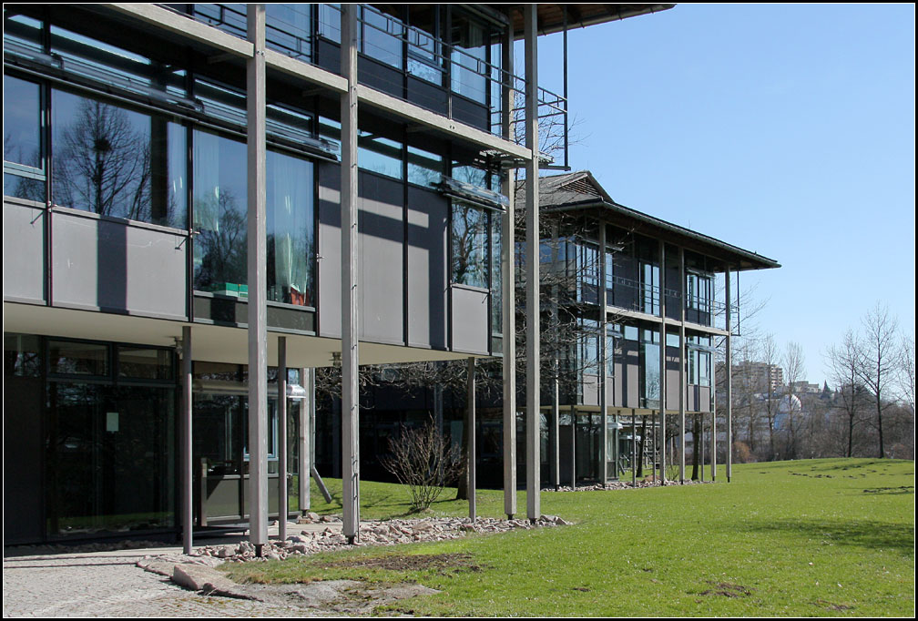 . Landratsamt Schwarzwald-Baar-Kreis, Villingen-Schwenningen: In Baden-Wrttemberg war es im Gegensatz zu Bayern mglich sogar ein dreistckiges Bauwerk in reiner Holzkonstruktion zu bauen. 20.03.2011 (Matthias)