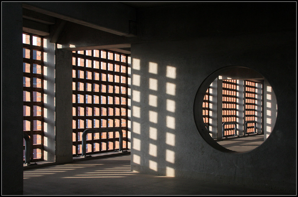 . Licht und Schatten/eckig und rund - Impression vom Innern des Parkhauses am Bahnhof von Wilhelmshaven. 20.11.2012 (Matthias)