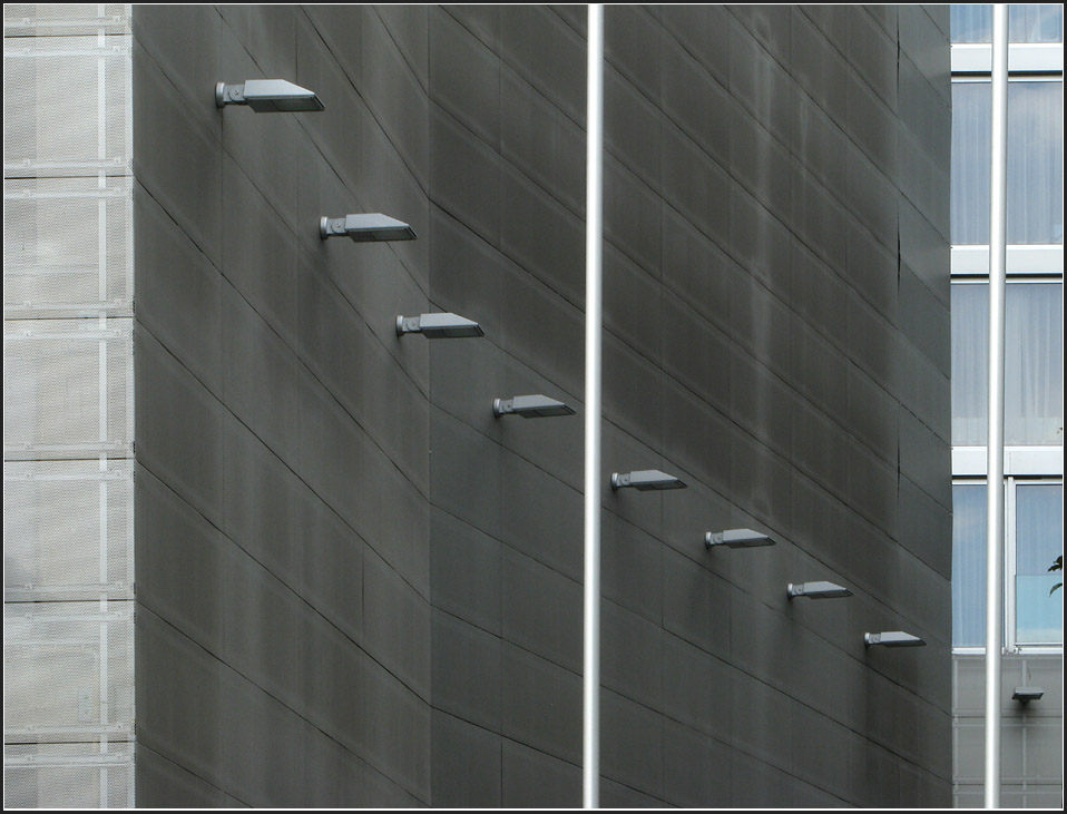 . Lochblech - Detailansicht des winkelförmigen Nebengebäudes der Niederländischen Botschaft in Berlin. August 2010 (Jonas)