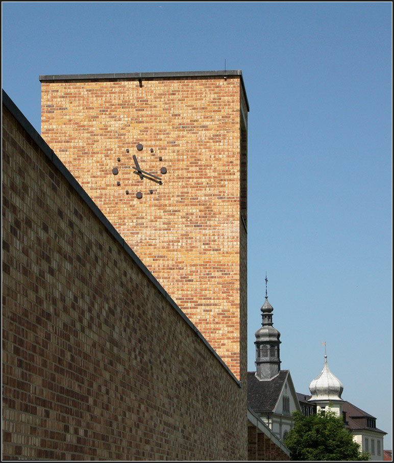 . Marianum Kloster Hegne, Allensbach - Entlang der Mauer auf der Nordseite wurde ein Glockenturm mit Uhr integriert. Im Hintergrund ltere Trme des Kloster Hegne. 17.06.2013 (Matthias)