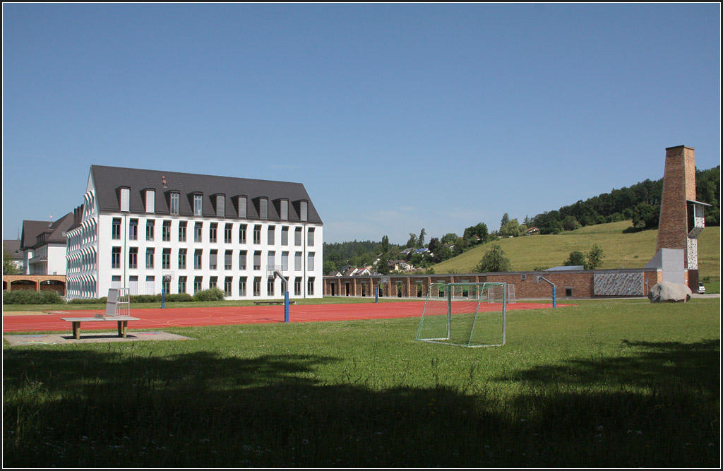 . Marianum Kloster Hegne, Allensbach - Auf der Ostseite der Schulanlage befinden sich die Sportanlagen. Die Nordseite wird durch eine Mauer begrenzt, an deren östlichen Ende am Kamin Kletterübungen gemacht werden können. 17.06.2013 (Matthias)
