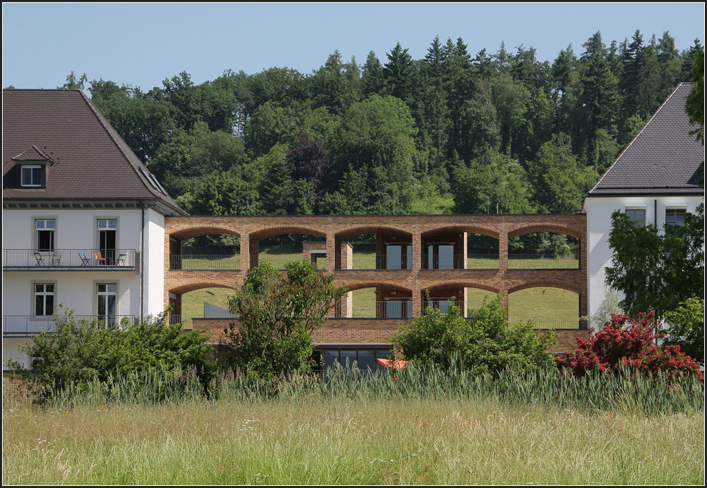 . Marianum Kloster Hegne, Allensbach - Die oberen Stockwerke von Alt- und Neubau sind ber offene Verbindungsgnge miteinander verbunden, die mich etwas an ein altes Aqudukt erinnern. Die Deckenwlbungen, die sich auch in den darunterliegende Rumen finden, wurden in sichtbarer Ziegelbauweise konstruiert. 17.06.2012 (Matthias)