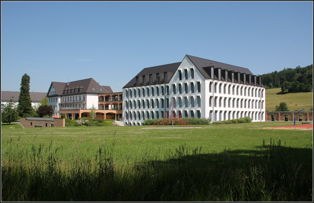 . Marianum Kloster Hegne, Allensbach - . Marianum Kloster Hegne, Allensbach - 

Das Marianum ist eine private, katholische Schule, deren Trger die Kongregation der Barmherzigen Schwestern vom heiligen Kreuz sind. Der Erweiterungsbau (rechts) wurde 2009 fertiggestellt und von den Architekten Lederer, Ragnarsdttir, Oei geplant. . 

siehe auch:
http://architektur.startbilder.de/name/galerie/kategorie/architekten~lederer-ragnarsdttir-oei~2009-marianum-kloster-hegne-allensbach.html

17.06.2013 (Matthias) 