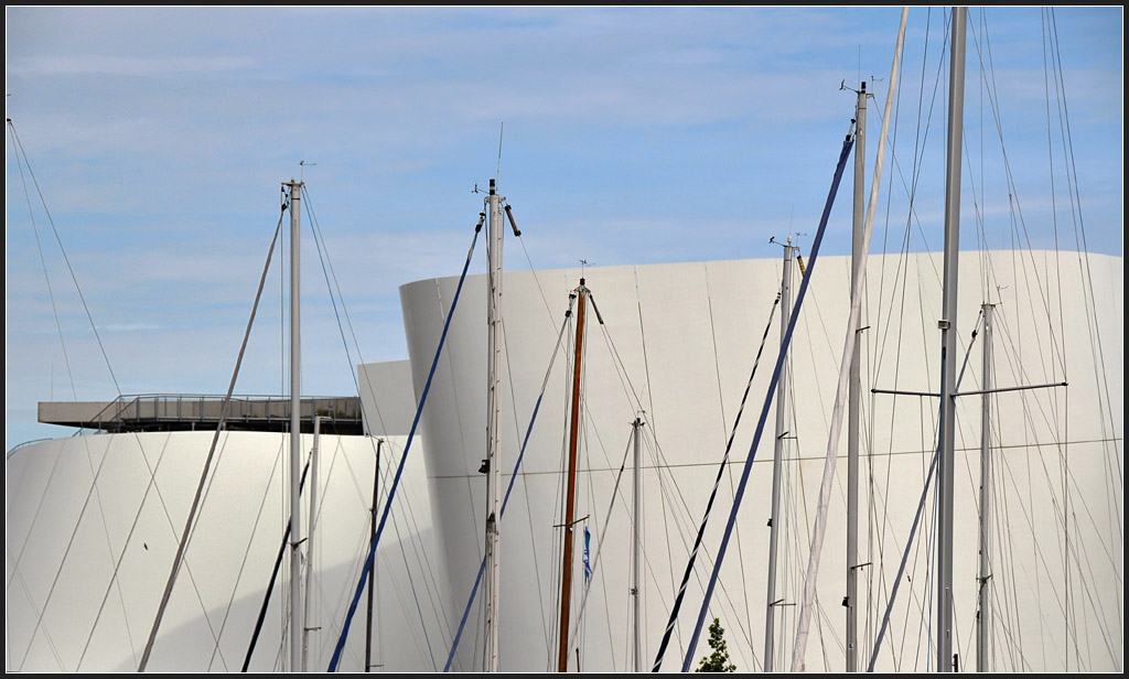 . Maritime Atmosphre - Die Fassade des Ozeaneums in Stralsund soll an geblhte Segel erinnern. August 2011 (Jonas)