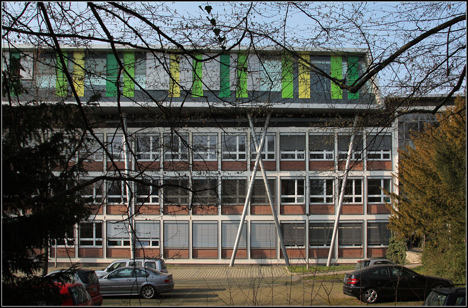 . Maybachschule Stuttgart-Bad Cannstatt: Da der Altbau aus den fnfziger Jahren kein weiteres Stockwerk tragen konnte, steht der neue Bauteil auf eigenen, schrg gestellten Sttzen. 23.03.2011 (Matthias)