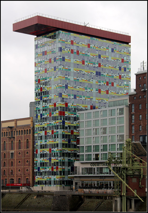 . Medienhafen Düsseldorf: Bürogebäude mit sehr bunter Fassade des britischen Architekten William Alsop, Fertigstellung: 2001. 20.03.2010 (Matthias)