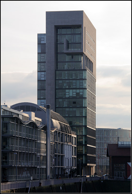 . Medienhafen Düsseldorf: Büroturm DOCK (Düsseldorf Office Center Kaistraße) von Joe Coenen (Maastricht), Fertigstellung: 2002. 22.03.2010  (Matthias)