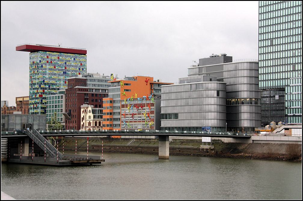 . Medienhafen Dsseldorf: Ein sehr vielfltiges Bild ergibt die weitgehend neue Bebauung entlang des Julo-Levin-Ufers. 20.03.2010 (Matthias)