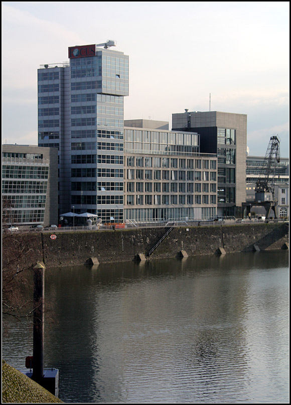 . Medienhafen Düsseldorf: Vorne das Hochhaus von Steven Holl, dann folgt ein Gebäude von Ingenhoven Architects (den Planer des neuen Stuttgarter Hauptbahnhofes) und daran anschließend das Bauwerk von Chipperfield Architects. 22.03.2010 (Matthias)