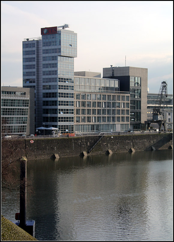 . Medienhafen Dsseldorf: Vorne das Hochhaus von Steven Holl, dann folgt ein Gebude von Ingenhoven Architects (den Planer des neuen Stuttgarter Hauptbahnhofes) und daran anschlieend das Bauwerk von Chipperfield Architects. 22.03.2010 (Matthias)