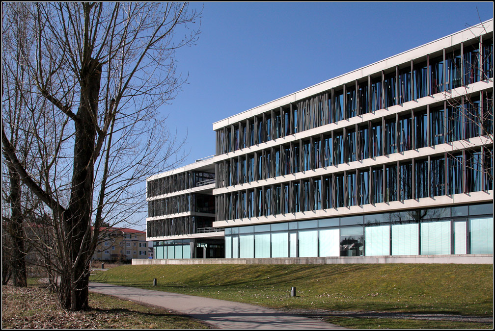 . Modern - Ostfassade des Verwalungsbebudes in Villingen-Schwenningen, Mrz 2011 (Matthias)