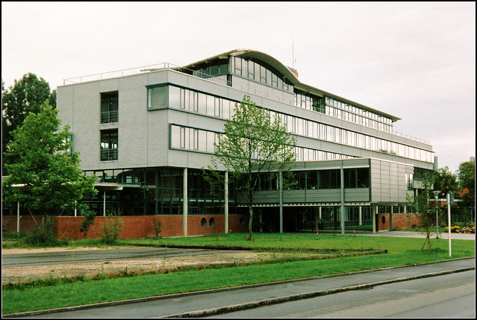 . Modern - Verwaltungsgebude der Stadtwerke in Reutlingen. Architekten: Auer und Weber. Fertigstellung: 1991. Analoge Aufnahme in den 1990er Jahren. (Matthias)