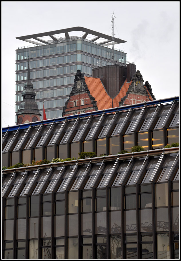 . Moderne berwiegt - Hamburg von der Elbe aus gesehen, 11.04.2012 (Jonas)