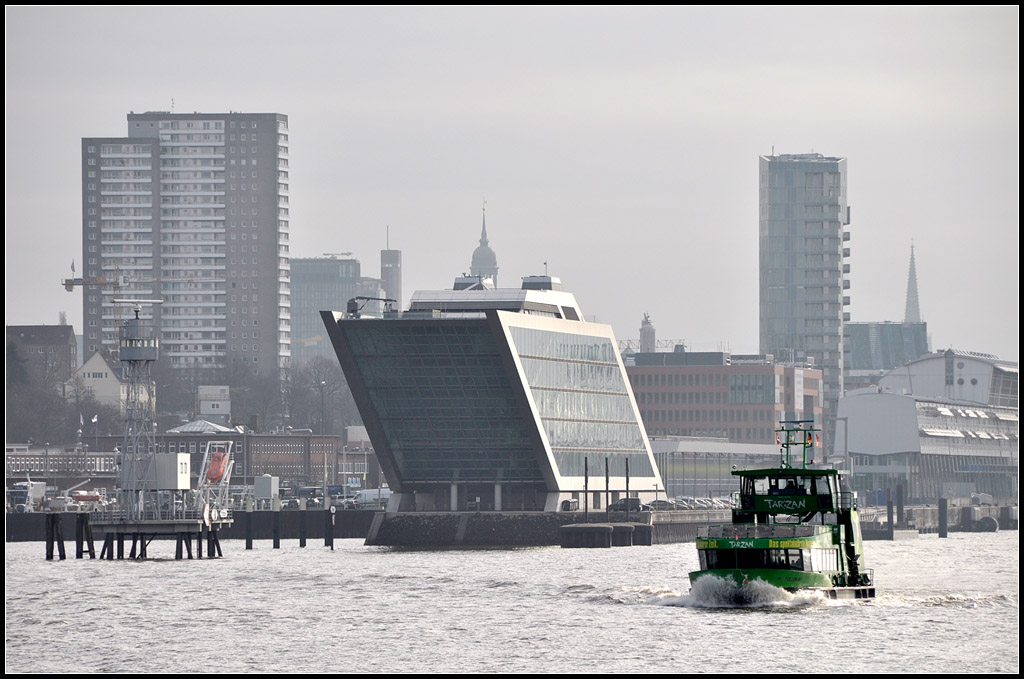 . Modernes Hamburg - Von der Elbe aus gesehen, 29.04.2012 (Jonas)