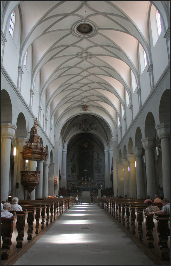 . Münster Konstanz - Blick ins Langhaus. Schade finde ich den dunklen Chorbereich, da sich hier keine Fenster befinden. 17.06.2013 (Matthias)