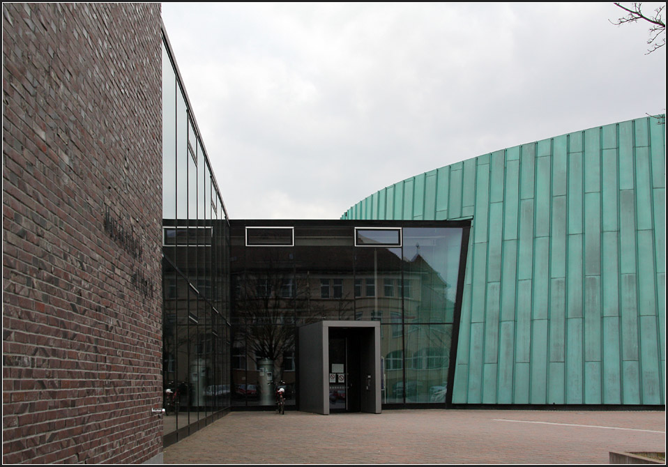 . Musikschule Fellbach: Die Architekur differnziert nach den Nutzungen, das Foyer und der Flurbereich ist nach aussen vllig verglast, der Saal hat eine mit Kupfer verkleidete Sonderform, die weiteren Rume sind in einem klinkerverkleideten, eher geschlossenem L-frmigen Bauteil untergebracht. 14.03.2011 (Matthias)