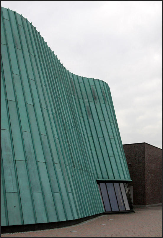 . Musikschule Fellbach: Die geschwungene Fassade des Saales. Von innen wirkt die Holzkonstruktion wie ein Klangkrper der Assoziationen an Musikinstrumente weckt. 14.03.2011 (Matthias) 